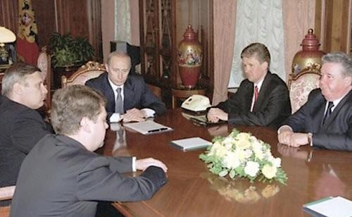 Слева направо: Михаил Касьянов, Дмитрий Медведев, Владимир Путин, Алексей Миллер и Рем Вяхирев Слева направо: Михаил Касьянов, Дмитрий Медведев, Владимир Путин, Алексей Миллер и Рем Вяхирев qhxiuxikziuzvls