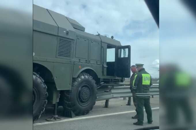 В Петербурге ракетный комплекс «Искандер» протаранил отбойник на трассе