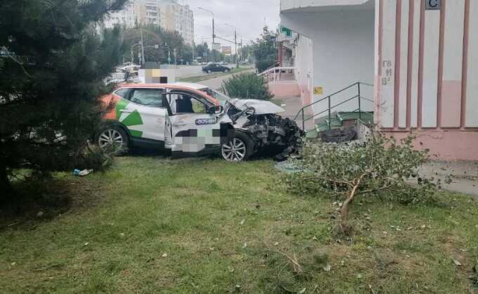 В Москве четверо школьников угнали машину каршеринга и врезались в дом