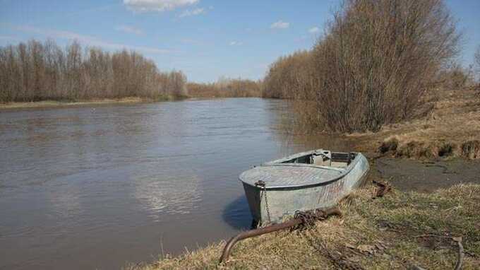 Чтобы попасть в больницу, жители Алтайского края преодолевают реку