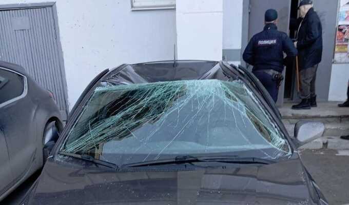 В Екатеринбурге пожилая женщина упала с шестого этажа на крышу автомобиля и осталась жива