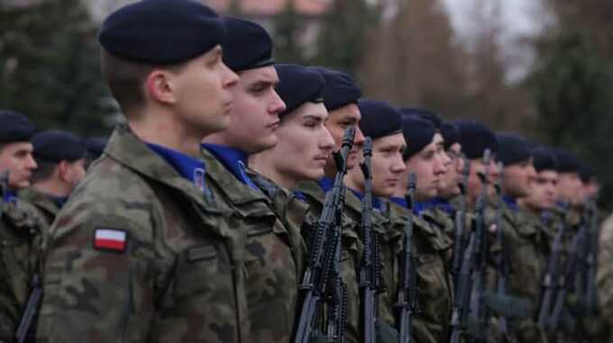 Почти половина молодых поляков готовы добровольно вступить в армию в случае войны