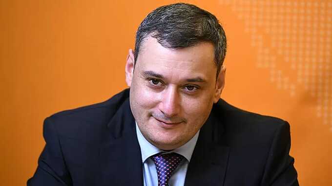 Губернатор Курской области Хинштейн освятил кабинет после ареста Смирнова