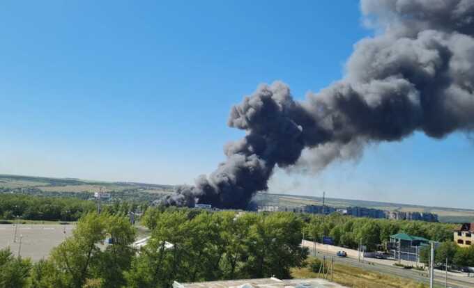 В Донецке вспыхнул пожар на территории промышленной зоны