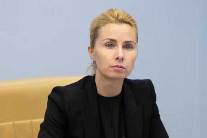 Замаскированные охранники сопровождали супругу главы МЧС на религиозной церемонии в Иерусалиме