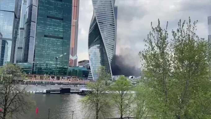 Взорвался и начал гореть: на парковке Москва-Сити вспыхнул пожар